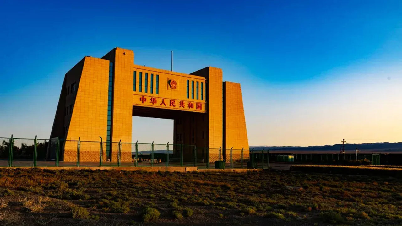 阿拉山口市國(guó)門(mén)旅游景區(qū).jpg