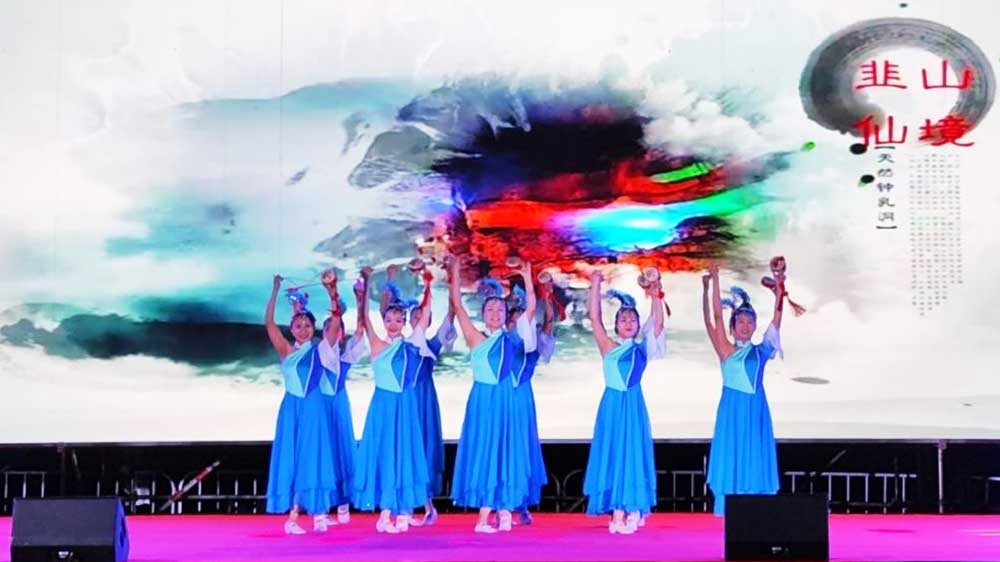 小崗村現(xiàn)場節(jié)目表演.jpg