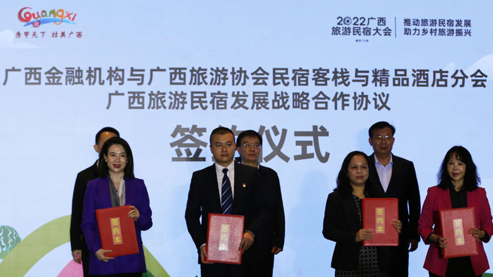 現(xiàn)場簽約戰(zhàn)略合作協(xié)議.jpg