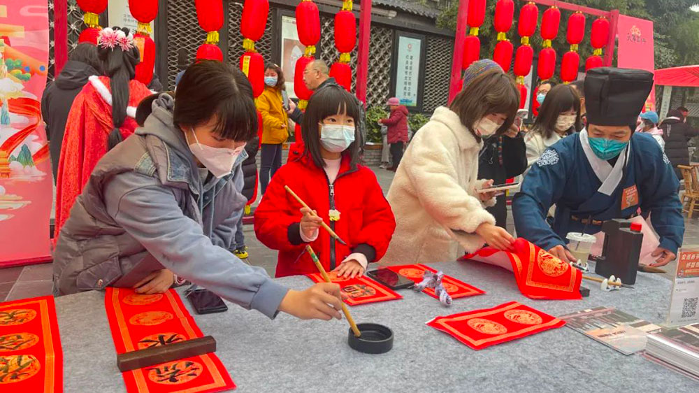 非遺體驗(yàn)項(xiàng)目-寫(xiě)春聯(lián).jpg