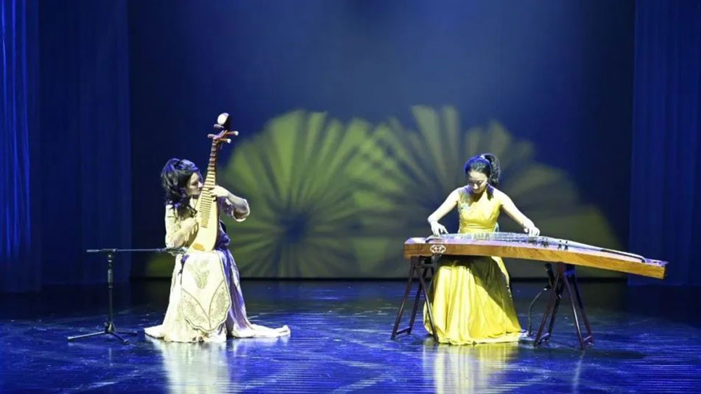 “新疆是個(gè)好地方”文化旅游周專場(chǎng)表演.jpg