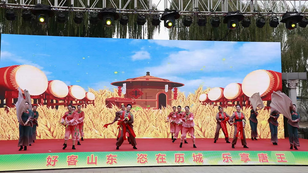 歷城區(qū)首屆白菜草莓文化旅游節(jié)現(xiàn)場(chǎng)節(jié)目.jpg