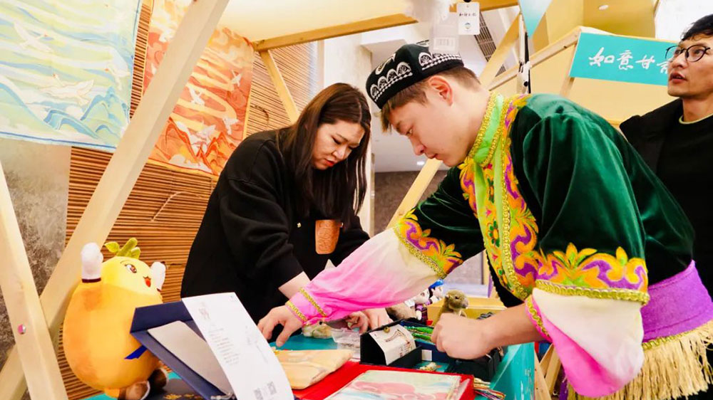 “四省十二城”文化旅游推介會(huì)現(xiàn)場(chǎng)文創(chuàng)產(chǎn)品.jpg