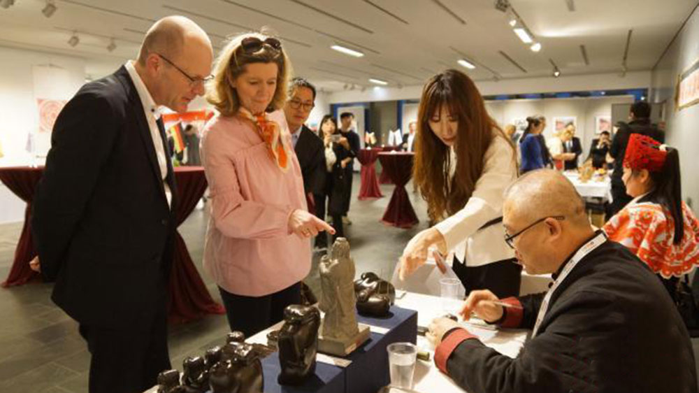 現(xiàn)場(chǎng)石雕非遺手工藝展示.jpg