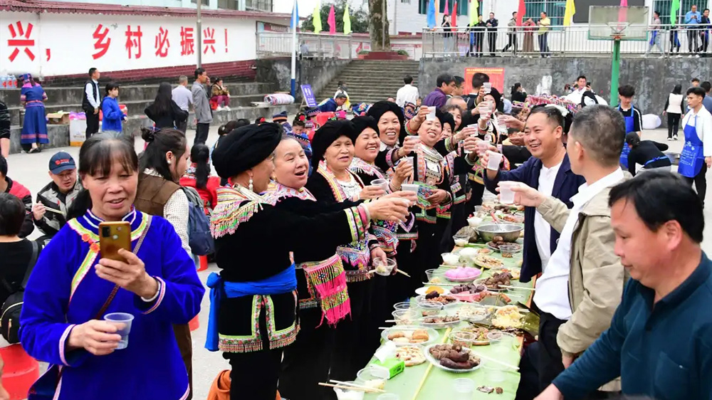 納翁鄉(xiāng)首屆瑤族風(fēng)情文化旅游活動(dòng)長桌宴.jpg