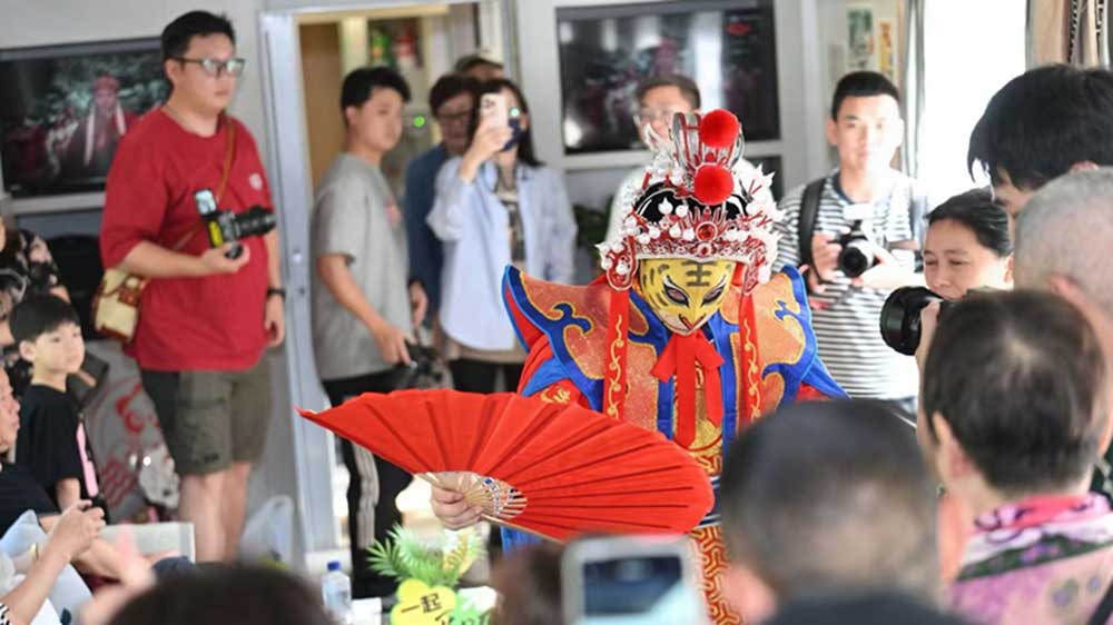 “安逸號(hào)”熊貓旅游專(zhuān)列上的節(jié)目表演.jpg