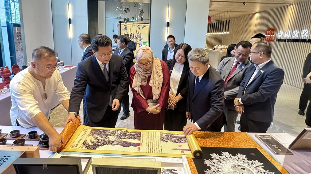“跟著非遺游河北”文旅資源交流推介活動現(xiàn)場.jpg