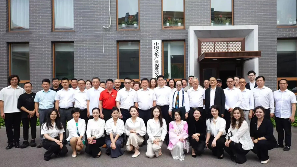 文化旅游分會(huì)部分代表在分會(huì)辦公駐地合影留念.jpg