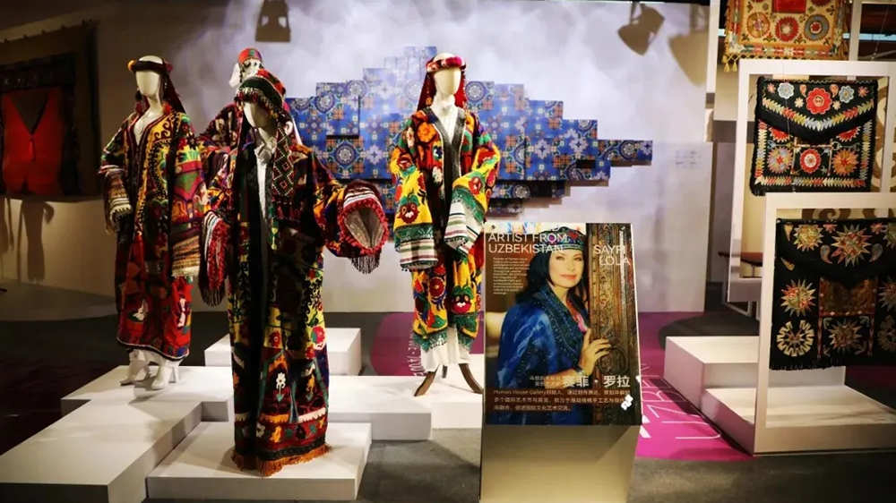 “美美與共·絲路芳華”中國(guó)—中亞藝術(shù)家作品聯(lián)展展區(qū).jpg