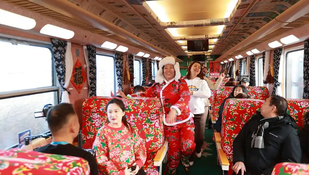 民俗旅游專列“雪國(guó)列車”.jpg