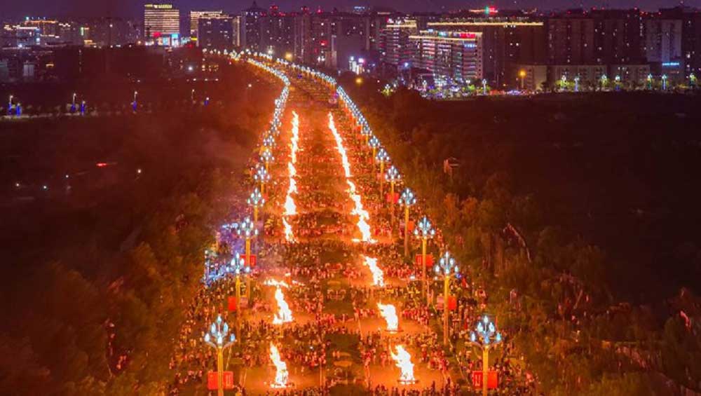 2025年西昌火把狂歡夜現(xiàn)場(chǎng).jpg