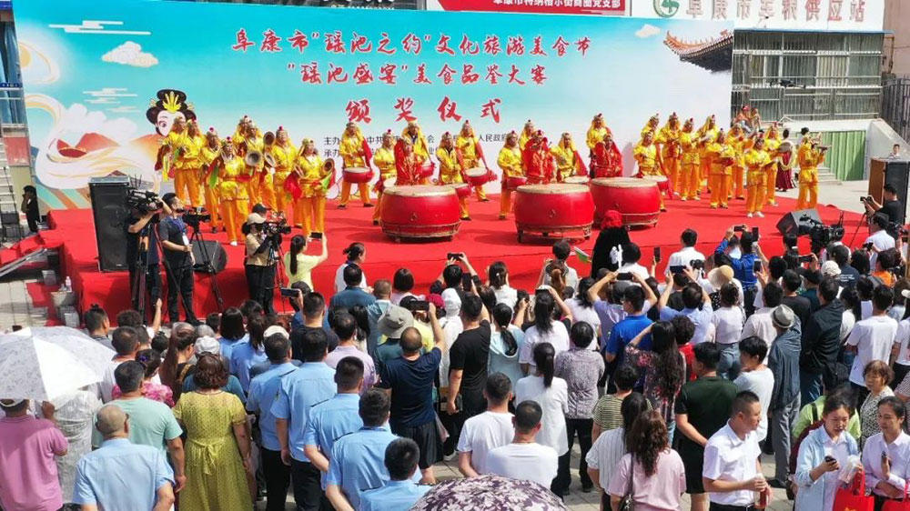 新疆：阜康首屆“瑤池之約”文化旅游美食節(jié)開幕，“美食+文旅”推動當?shù)禺a(chǎn)業(yè)發(fā)展！