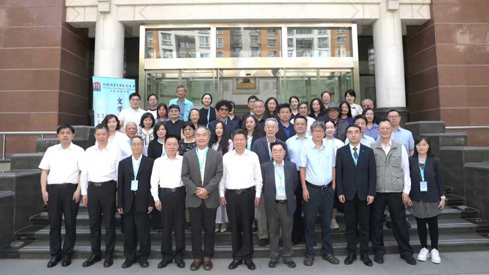 中國現(xiàn)代文學(xué)館前集體合影.jpg